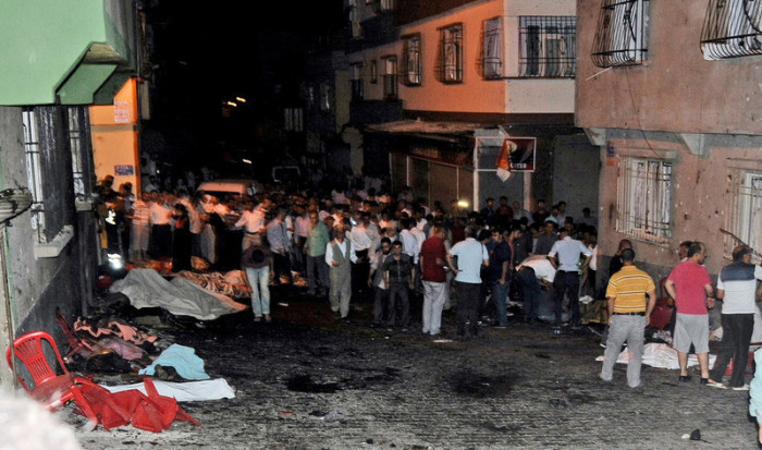 Dutzende sterben bei einem schweren Anschlag auf eine Hochzeitsfeier im südosttürkischen Gaziantep. Ein Kind soll die Sprengladung getragen haben, mutmaßlich instrumentalisiert von der Terrormiliz IS. Foto: epa/Stringer