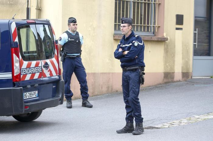 Polizeibeamte stehen in der Nähe eines Hauses in Ville-sur-Lumes, in dem der verurteilte Serienmörder Michel Fourniret offiziell lebte. Foto: epa/Julien Warnand