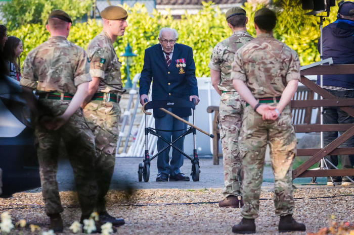 Der 99-jährige britische Veteran Captain Tom Moore (C) schafft seine 100 Länge, durch seinen Garten in Marston Moretaine, Bedfordshire. Foto: epa/Vickie Flores