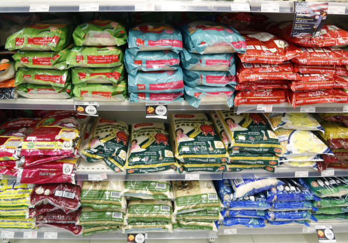 Verschiedene Sorten abgepackter Reis in einem thailändischen Supermarkt. Foto: epa/Narong Sangnak