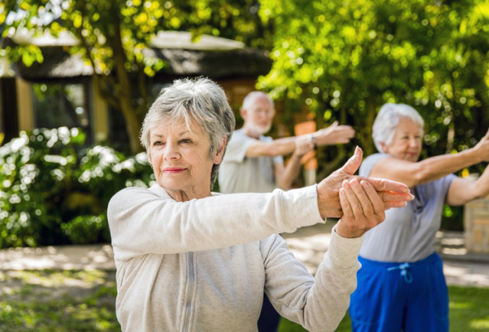Mit Bewegungsübungen, die Kraft-, Gleichgewichts- und Aerobic-Training kombinieren, kann man Osteoporose vorbeugen.