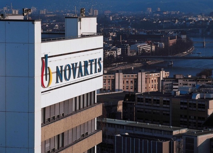 Das Novartis-Gebäude mit der Basler Innenstadt im Hintergrund. Archivfoto: epa/Ho