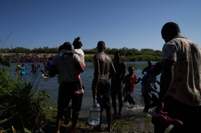 Mehrere Tausend Migranten lagern in Del Rio, Texas, USA. Foto: epa/Allison Dinner