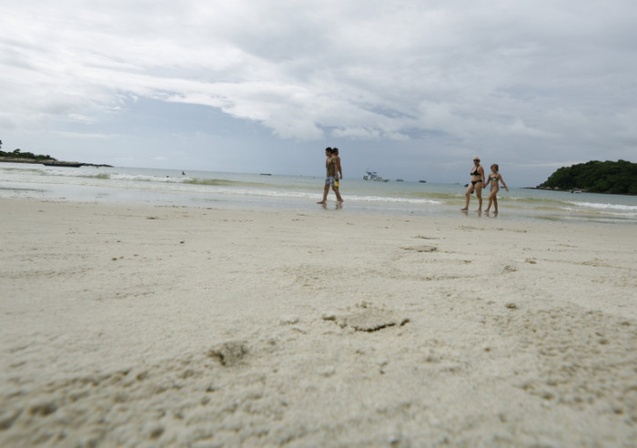 Touristen am Strand auf Koh Samet, Foto: epa/Narong Sangnak
