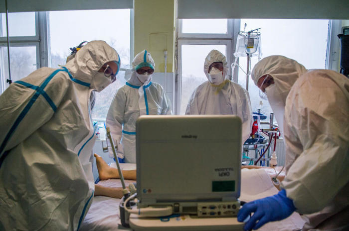 Intensivstation zur Behandlung von COVID-19-Patienten. Foto: epa/Zoltan Balogh