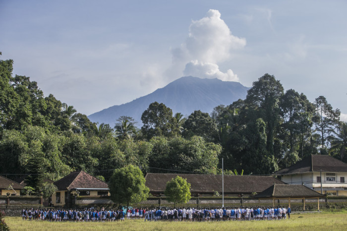 Eine Aufnahme vom Dezember 2017 zeigt den Vulkan Agung auf Bali. Foto: epa/Made Nagi