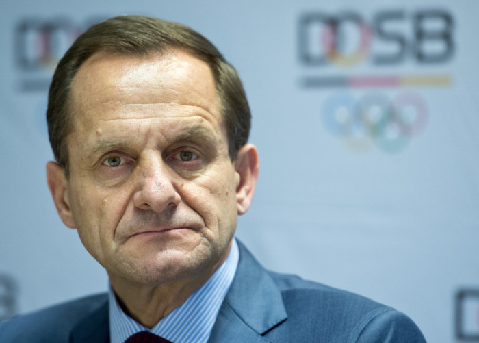Alfons Hoermann, Präsident des Deutschen Olympischen Sportbundes (DOSB), spricht während einer Pressekonferenz.Foto: epa/Boris Roessler