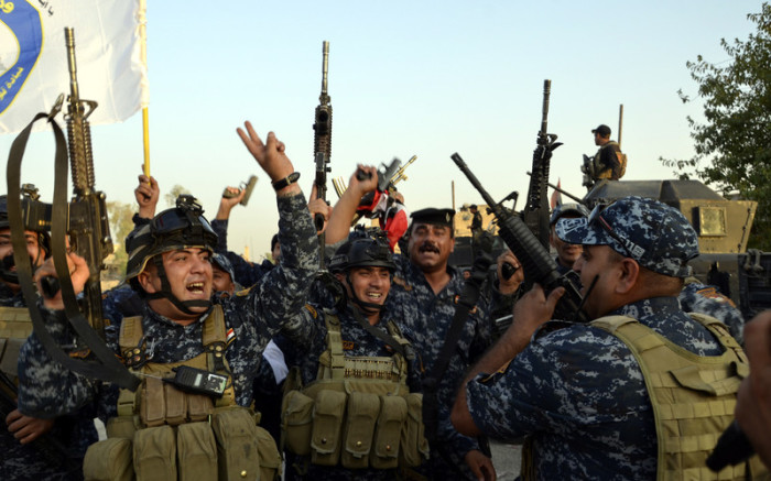  Irakische Soldaten feiern ihren Sieg über die Terrormiliz Islamischer Staat im irakischen Mossul. Foto: epa/Str