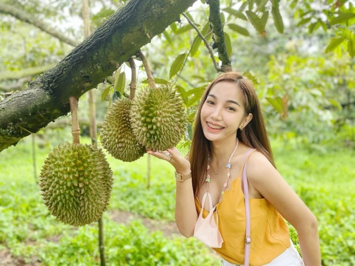 Ein Selfie mit Durian ist für thailändische Besucher im Suphattra Land in Rayong Pflicht. Foto: Suphattra Land
