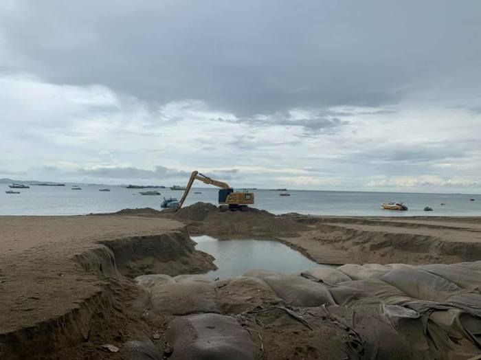 Erneut wurden große Teile des aufgeschütteten Strandes an der Beach Road durch Starkregen zerstört. Foto: Sophon Cable