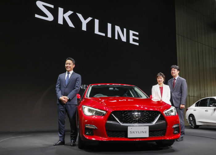 Die Vizepräsidenten von Nissan Motor und ein Gast posieren mit der neuen sportlichen Limousine Skyline. Foto: epa/Kimimasa Mayama