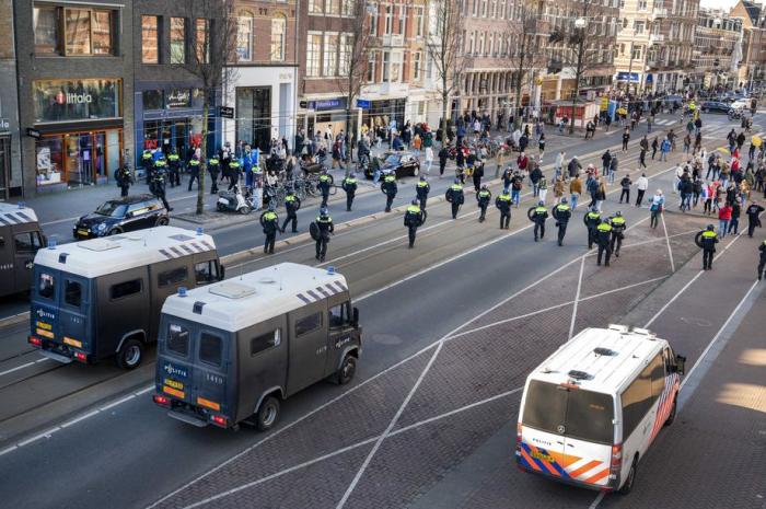 Polizei räumt den Museumplein-Platz in Amsterdam. Foto: epa/Evert Elzinga