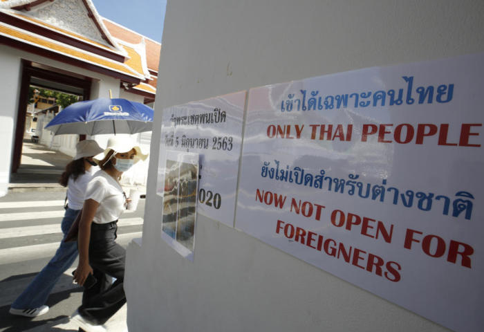 Die Tempelleitung des weltberühmten Wat Pho muss sich aktuell mit dem Vorwurf auseinandersetzen, dass Covid-19 keine Entschuldigung für Rassismus gegen Ausländer sei. Foto: epa/Narong Sangnak
