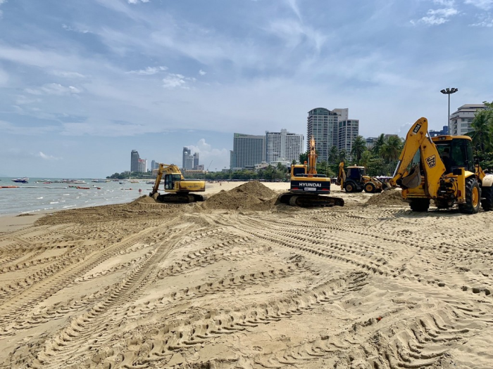 Erneut werden schwere Gerätschaften am Strand eingesetzt, um zerstörte Abschnitte zu flicken. Foto: The Pattaya News