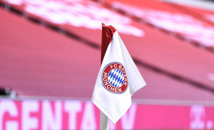 Eckfahne mit dem Logo von Bayern München vor überdachten Tribünen vor der deutschen Bundesliga. Foto: epa/Lukas Barth