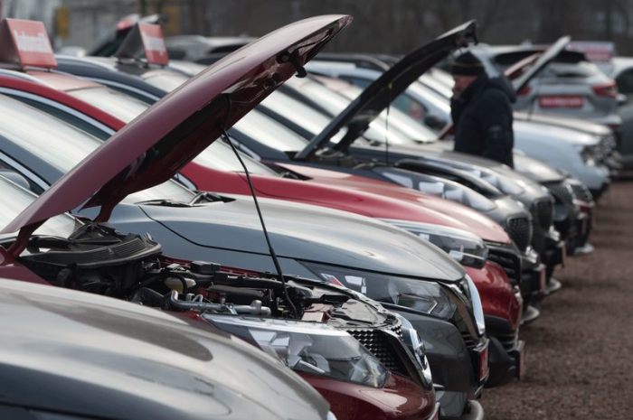 Neu- und Gebrauchtwagen stehen bei einem Autohändler nebeneinander. Foto: Sebastian Kahnert/dpa-zentralbild/dpa