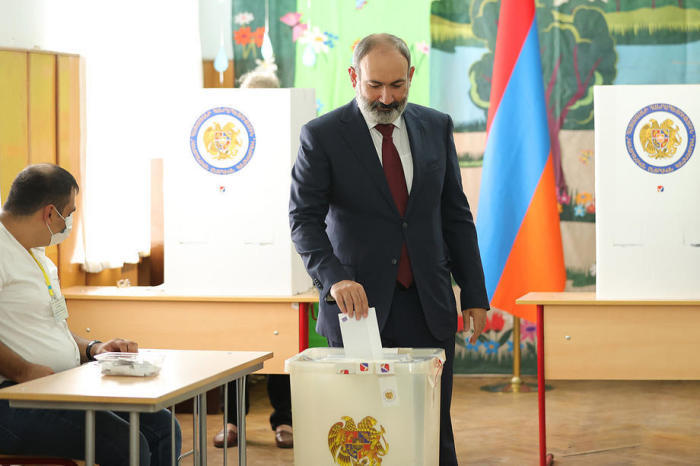 Der armenische Premierminister Nikol Pashinyan gibt seine Stimme in einem Wahllokal in Eriwan ab. Foto: epa/Armenischer Premierminister Presse Se