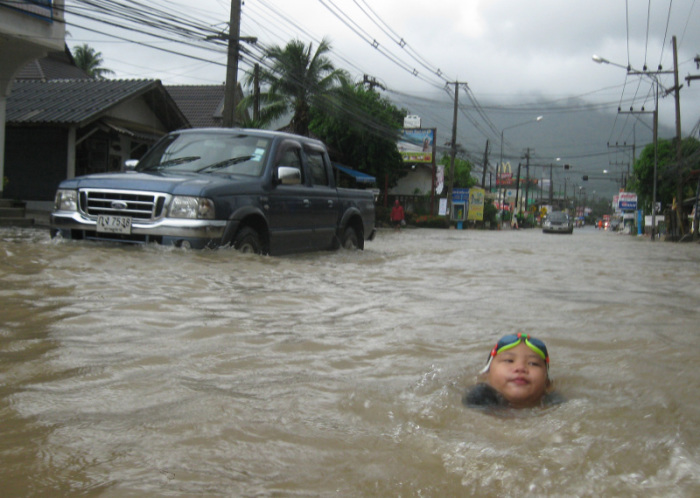 Monsun vor fünf Jahren in Lamai: Dieser Junge schwamm tollkühn neben den Autos – dieses Jahr blieben schlimmere Fluten aus.