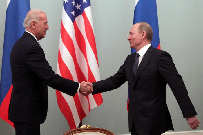 US-Vizepräsident Joe Biden (l.) schüttelt dem damaligen russischen Premierminister Wladimir Putin während ihres Treffens in Moskau die Hand. Archivfoto: epa/MAXIM SHIPENKOV