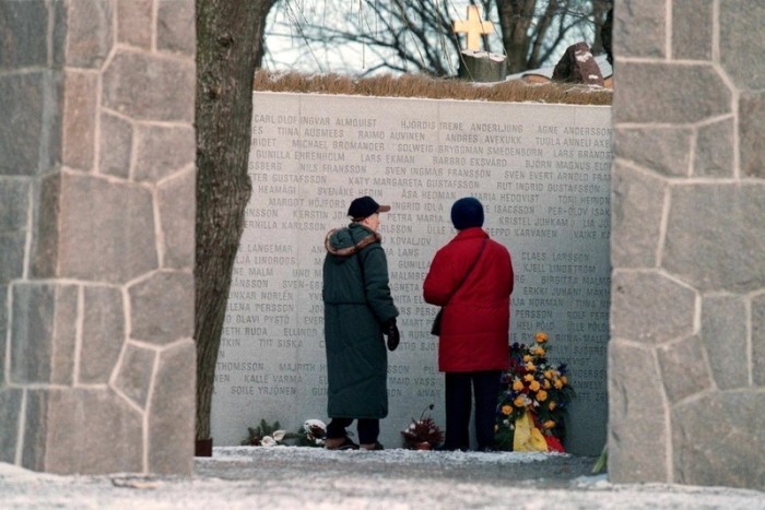 Zwei Frauen stehen schweigend vor der Gedenkstätte der Estonia-Fähren-Katastrophe in Stockholm. Foto: epa/Tobias_rostlund