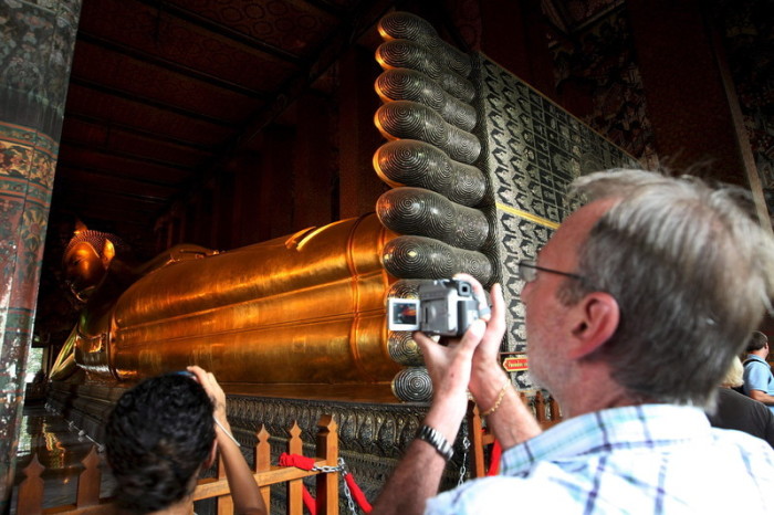 Touristen im Wat Pho. Foto: epa/Rolex Dela Pena