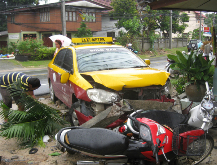 Typischer Unfall auf Samui: ‚Unangepasstes Fahrverhalten‘.