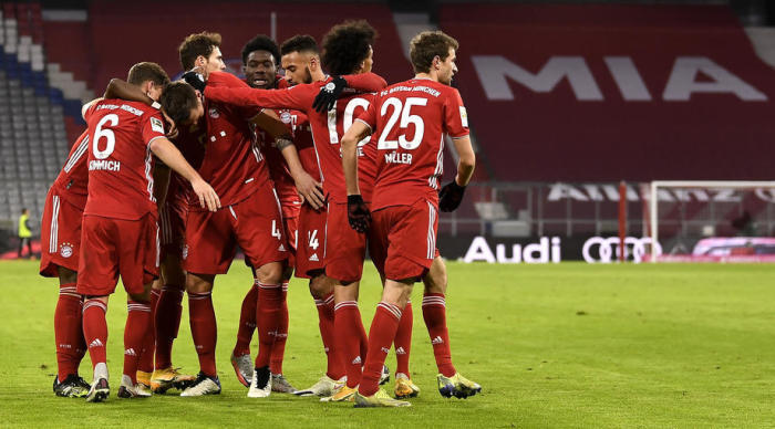 Bayern' Niklas Suele (C) feiert mit seiner Mannschaft den dritten Treffer. Foto: epa/Lukas Barth-tuttas
