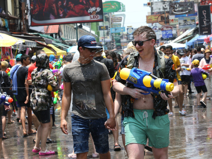 Unter ausländischen Touristen gilt die Khao San Road auch in diesem Jahr wieder als Hotspot Songkran-Feierlichkeiten, trotz Einschränkungen. Foto: epa/Narong Sangnak