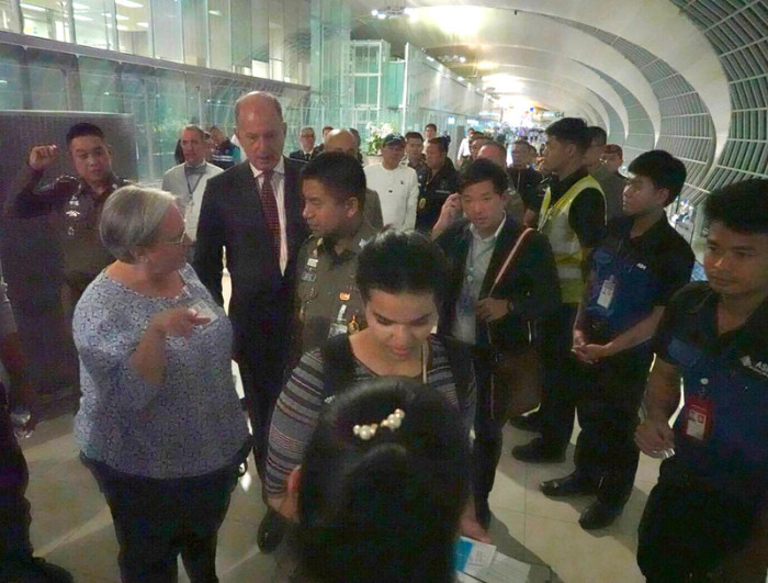 Rahaf Mohammed el-Kunun wird von Beamten der Immigration am Suvarnabhumi Airport zu ihrem Flugzeug nach Kanada begleitet. Foto: epa/Royal Thai Police