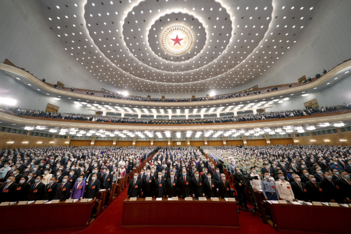 Delegierte nehmen an der Plenarsitzung des chinesischen Volkskongresses in der Großen Halle des Volkes teil. Foto: Huang Jingwen/XinHua/dpa