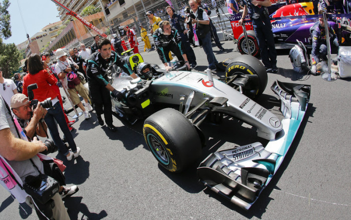In den Häuserschluchten von Monaco wird Lewis Hamilton vom eigenen Team um den im Grunde sicheren Sieg gebracht. Mercedes-Stallrivale Nico Rosberg (im Bild) jubelt. Hamiltons WM-Vorsprung schmilzt. Foto: epa/Srdjan Suki