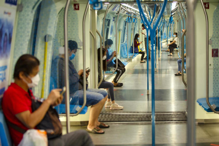 Leute sitzen in einem Zug in Kuala Lumpur. Foto: epa/Ahmad Yusni