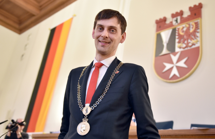 Martin Hikel (SPD), aufgenommen bei der Bezirksverordnetenversammlung Neukölln nach seiner Wahl zum neuen Bürgermeister des Bezirks Neukölln. Foto: Britta Pedersen/Dpa-zentralbild/dpa