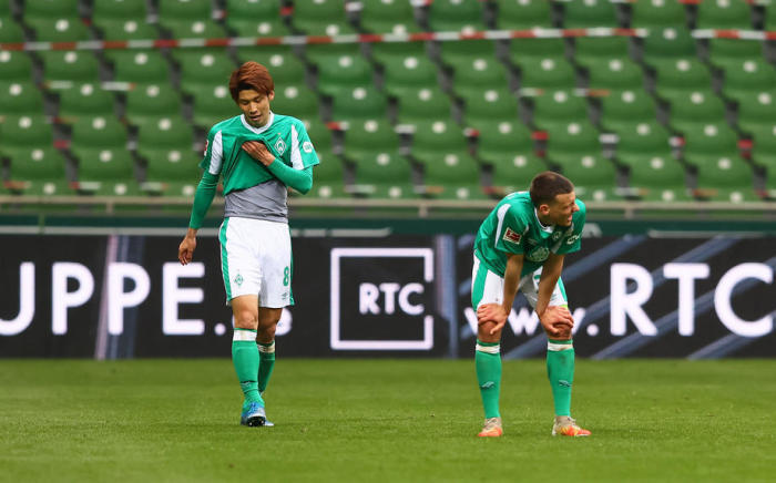 Yuya Osako von Werder Bremen und Maximilian Eggestein von Werder Bremen. Foto epa/MARTIN ROSE