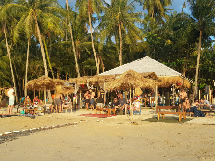 Auf Koh Mak gibt es keine Lady-Bars oder Diskotheken, dafür relaxt man in urgemütlichen Beach-Bars am Strand. Fotos: Jahner