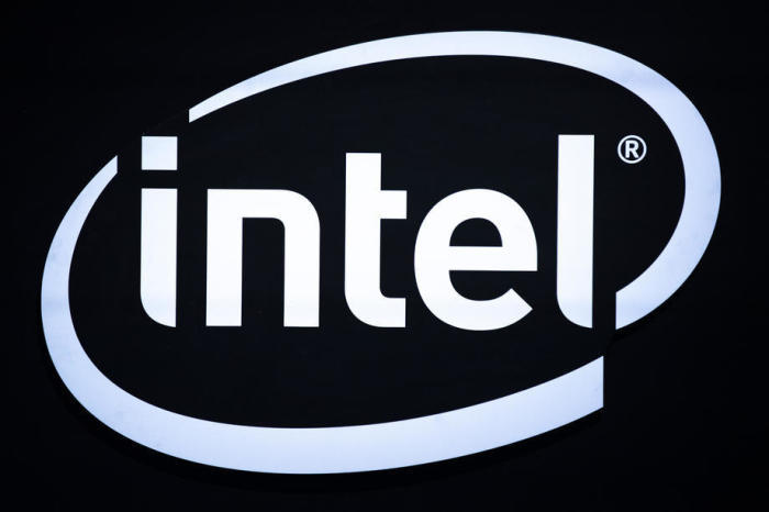 Das Logo von Intel wird während der Intel-Pressekonferenz gezeigt. Foto: epa/Etienne Laurent