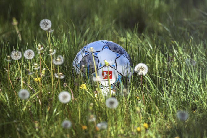 Der offizielle Derbystar-Spielball der Bundesliga, der während einer Trainingseinheit des deutschen Bundesligisten Bayern München auf dem Vereinsgelände in München ausgestellt wurde. Foto: epa/Lukas Barth-tuttas