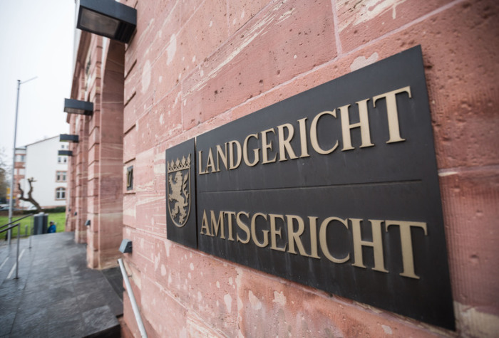 Ein Schild mit dem Landeswappen ist am Gebäude des Land- und Amtsgerichtes befestigt. Foto: Frank Rumpenhorst/Dpa