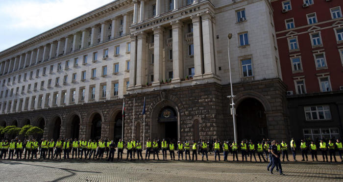 Polizeibeamte stehen während einer Demonstration in Sofia vor dem Ministerrat Wache. Foto: epa/Vassil Donev