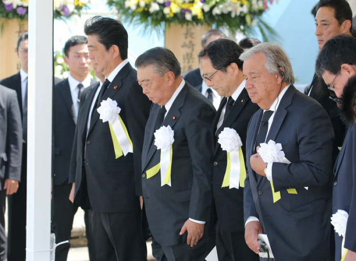 Der Generalsekretär der Vereinten Nationen, Antonio Guterres (r.), und der japanische Premierminister Shinzo Abe (l.) nehmen teil an der Nagasaki-Friedenszeremonie im Nagasaki-Friedenspark in Nagasaki. Foto: epa/Jiji Press
