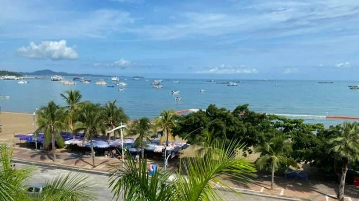 Überschaubare Besucherzahlen, in der Bucht dümpelnde Boote und saubere Strände wie in Zeiten vor dem Touristenboom lassen Pattaya in einem ganz neuen Licht erstrahlen. Foto: The Nation