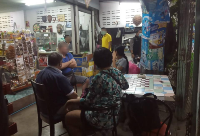 Sechs Thais und zwei Ausländer wurden bei einer Razzia in einem Geschäft verhaftet, das während der Ausgangssperre Alkohol verkauft haben soll, was einen Verstoß gegen das Notstandsdekret in Pattaya darstellt. Foto: The Pattaya News