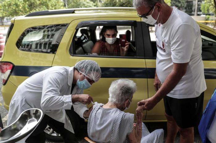 Covid-19-Impfung auf der Straße in Rio de Janeiro. . Foto: epa/Antonio Lacerda