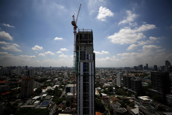 Eines der derzeit wenigen aktiven Bauprojekte in Bangkok. Thailands Wirtschaft befindet sich auf Talfahrt. Foto: epa/Diego Azubel
