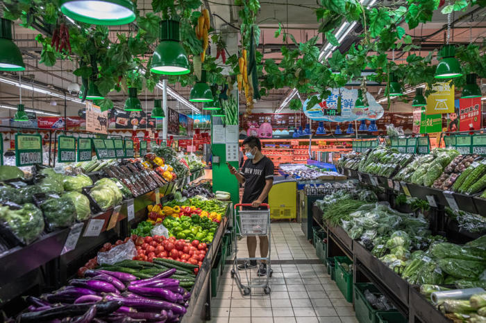 Eine Kundin kauft in einem Supermarkt in Peking ein. Foto: epa/Roman Pilipey