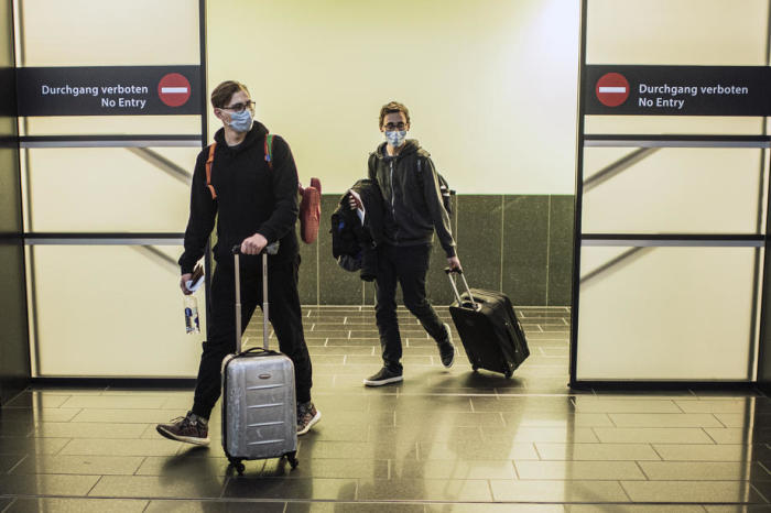 Zwei Personen, die eine Schutzmaske tragen, kommen am Internationalen Flughafen Wien (VIC) in Schwechat, Österreich, an. Foto: epa/Christliche Bruna