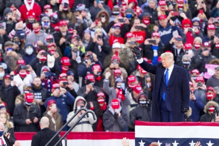 Der US-Präsident Donald J. Trumpf Gesten während eines Wahlkampfbesuchs am internationalen Flughafen der Hauptstadtregion. Foto: epa/Jeffrey Sauger
