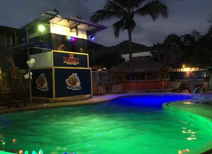 Der erleuchtete Swimmingpool der Sunset Bar am Sairee Strand von Koh Tao: Hier soll Luke Miller auf das DJ-Haus gestiegen und gesprungen sein – nicht alle glauben dieser Version.