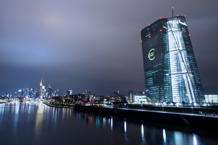 Ein «Euro-Zeichen» wird zum Lichtspektakel «Luminale» auf die Fassade der Europäischen Zentralbank (EZB) projiziert. Foto: Boris Roessler/Dpa