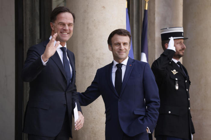 Der französische Präsident Emmanuel Macron (C) begrüßt den niederländischen Premierminister Mark Rutte (L) bei seiner Ankunft im Elysee-Palast in Paris. Foto: epa/Yoan Valat